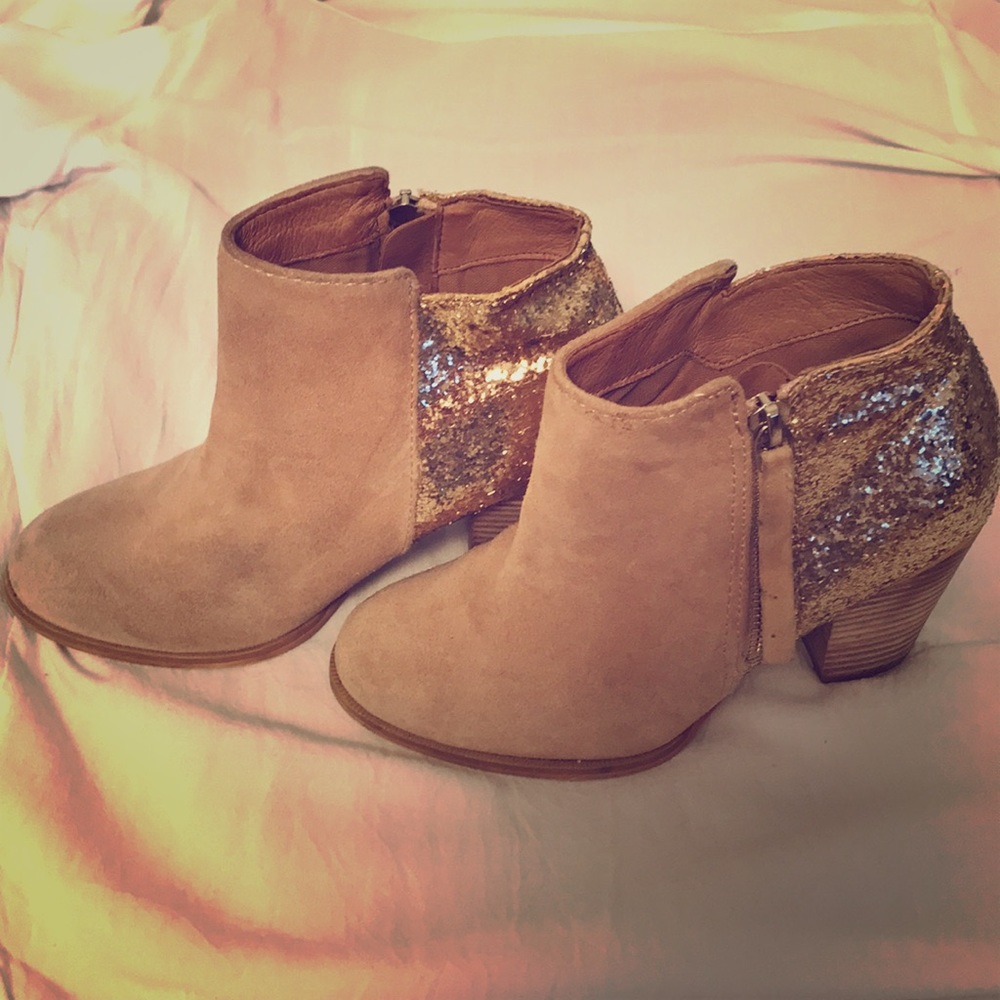 Steve Madden Gold sparkly booties!